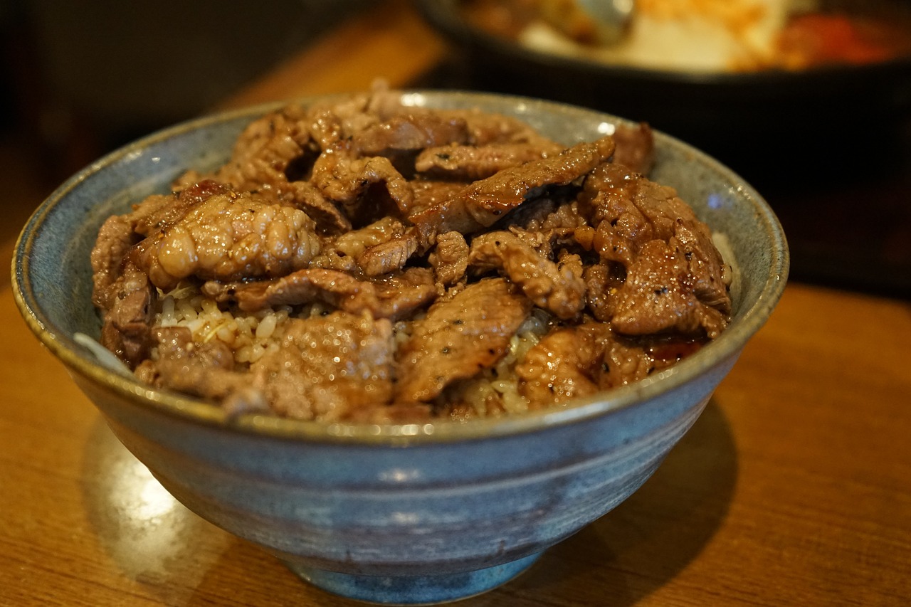 探店美食粉婆婆秘制土豆粉，一碗穿越时空的味道记忆