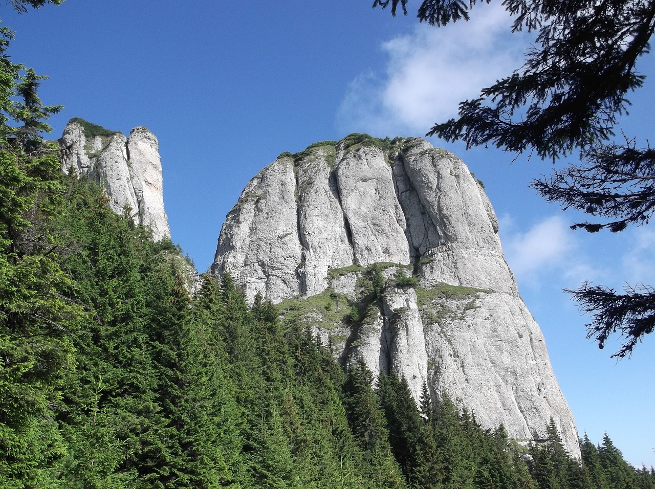 诗意探源明月出天山，诗中的月之旅——解读李白的壮丽诗篇